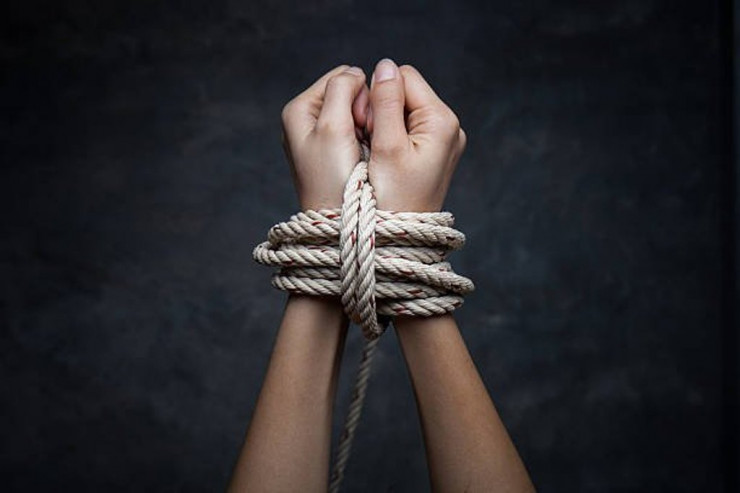 Azərbaycanda qadına qarşı  QULDURLUQ:  əllərini, ağzını bağlayıb..