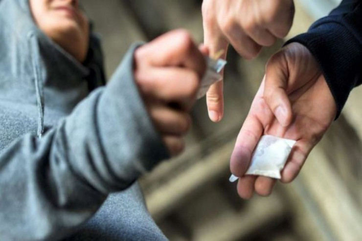 İki narkotik alverçisi tutuldu