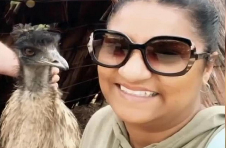 Dəvəquşu onunla selfi çəkdirmək istəyən qadının sırğasını uddu