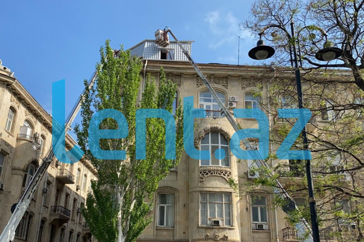 Bakıda tarixi binanın üzərindəki mansard SÖKÜLÜR -VİDEO -FOTO -YENİLƏNİB 