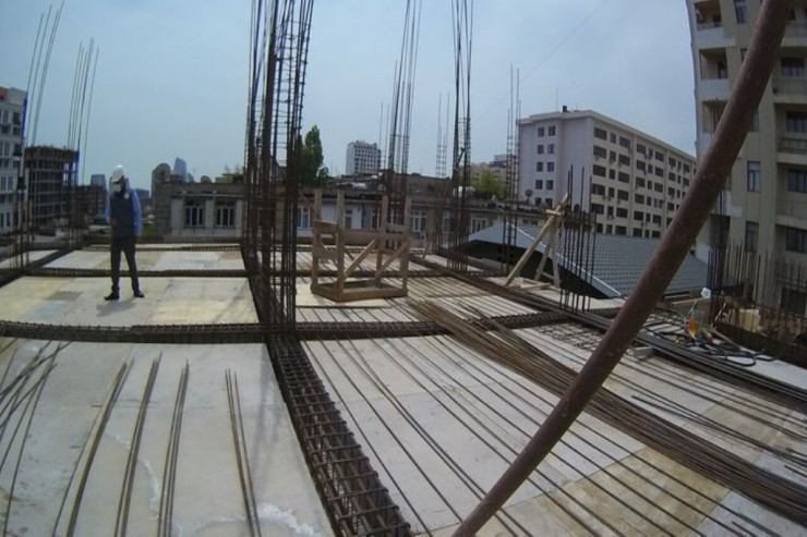 Üç mərtəbənin icazəsini alıb 5 mərtəbə tikdi - FHN  qarşısını aldı