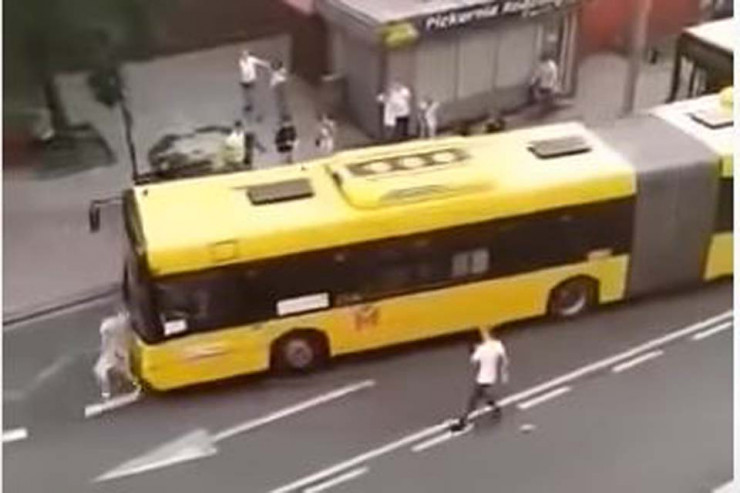 Avtobus gənclərin üstündən keçdi - ANBAAN GÖRÜNTÜLƏR 