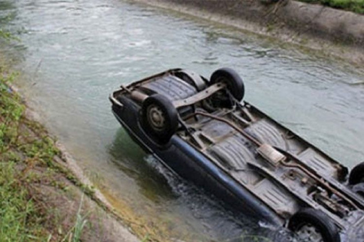 Maşını kanala aşıran sürücünün meyiti tapıldı