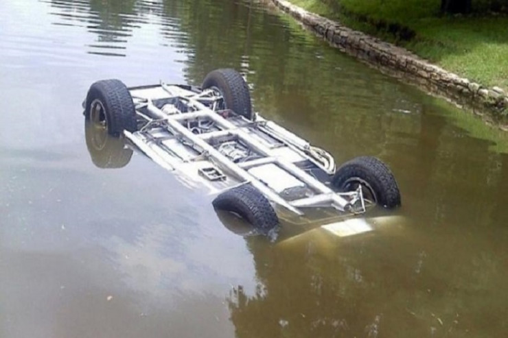 Maşın su kanalına düşdü: sürücü öldü 