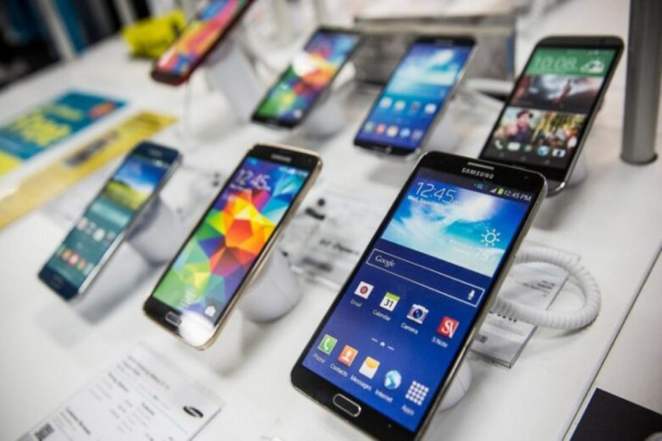 İşlədiyi mağazasını qarət etdi