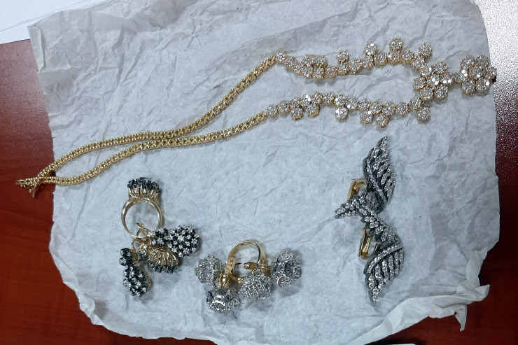 Hava limanında tapılan qızıllar