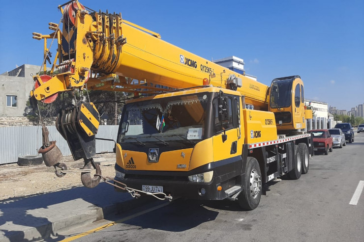 Bakıda kran sürücüsü  FACİƏVİ   şəkildə öldü