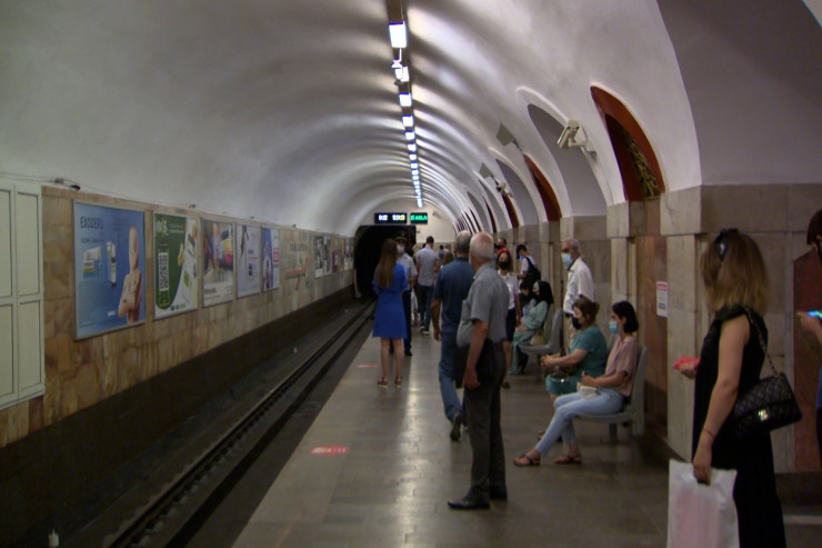 İki koronavirus xəstəsi metronun girişində saxlanıldı -  VİDEO 