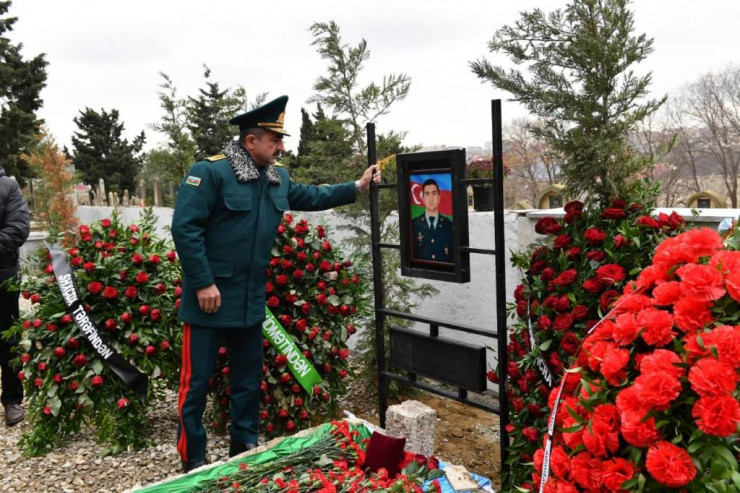 Elçin Quliyev məzarı ziyarət etdi