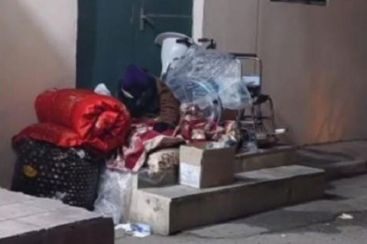 Bakıda qadını küçəyə atdılar -  VİDEO 