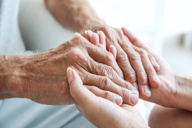 Gənc qız  varlı adam axtardı:   77 yaşlı pensiyaçıya aşiq oldu - FOTO  