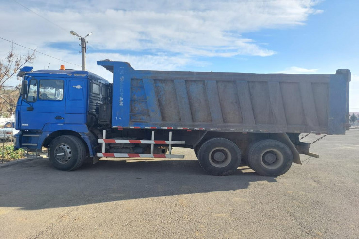 Metal daşınan yük maşını