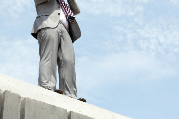 Bakıda kişi özünü binadan atdı