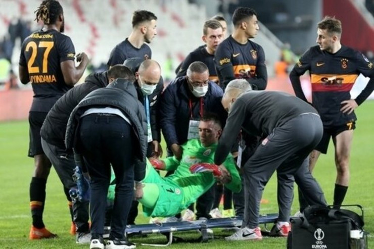 Muslera mövsümü bitirdi