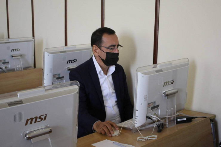 Bakıda 61 yaşlı tələbə imtahan verdi - FOTO 