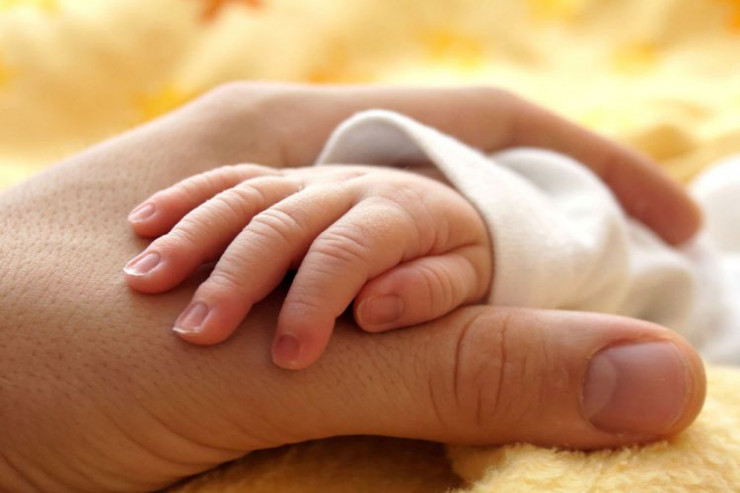 Bakıda 18 günlük körpənin qolu sındırıldı - FOTO 