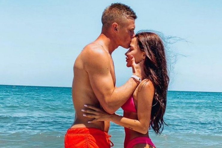 Yığmamızın futbolçusu sevgilisi ilə istirahətdə -  FOTOLENT 