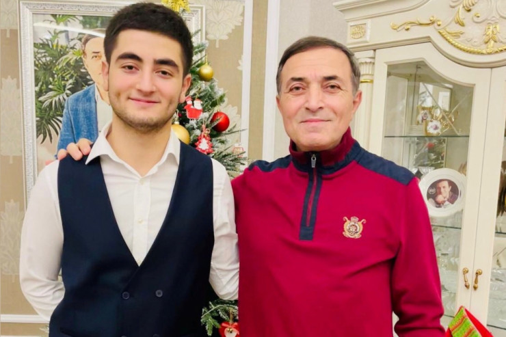 Xalq artisi oğlu ilə -  FOTO  