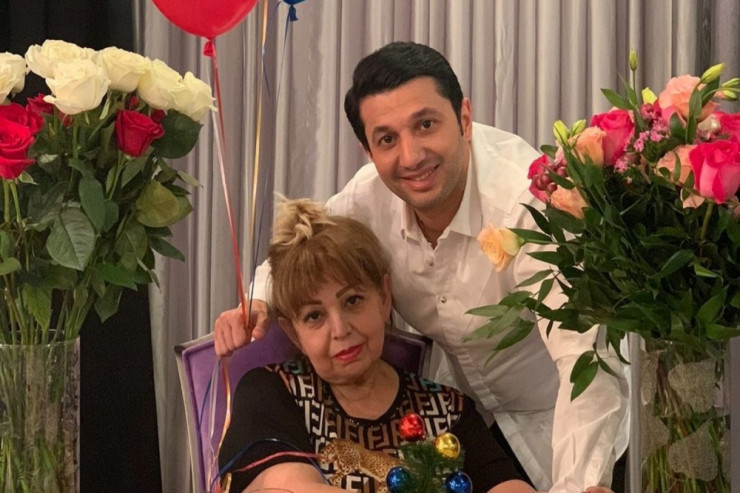 Əməkdar artist ilk dəfə anası ilə... - FOTO  