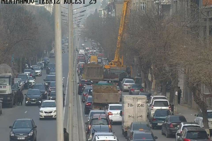 Qaldırıcı kran bu küçədə hərəkəti iflic etdi -  FOTO  