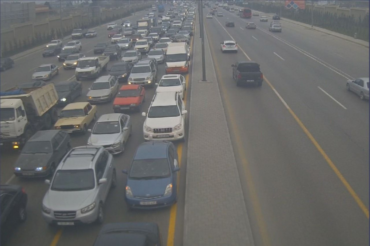Bakının əsas prospektlərindən birində qəza tıxac yaratdı