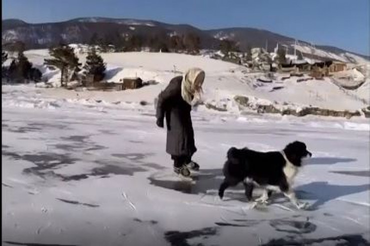 79 yaşlı qadın konki sürür, özü də Baykal gölündə-VİDEO 