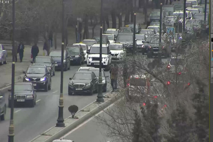 Bakının mərkəzində qəza tıxac yaratdı