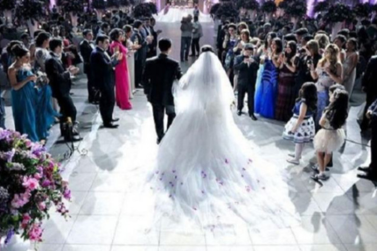 Deputat qəzəbləndi : "Şadlıq sarayında 50 nəfər çörək yeyə bilməz!?"