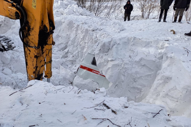 Qar uçqununun altında qalan təcili yardım maşını