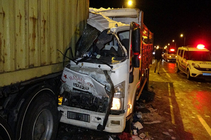 bir-birinə çırpılan yük maşınları