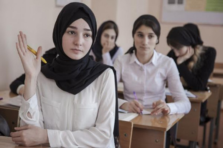 Məktəbli qızlar hicab taxa bilərmi? - CANLI YAYIM 