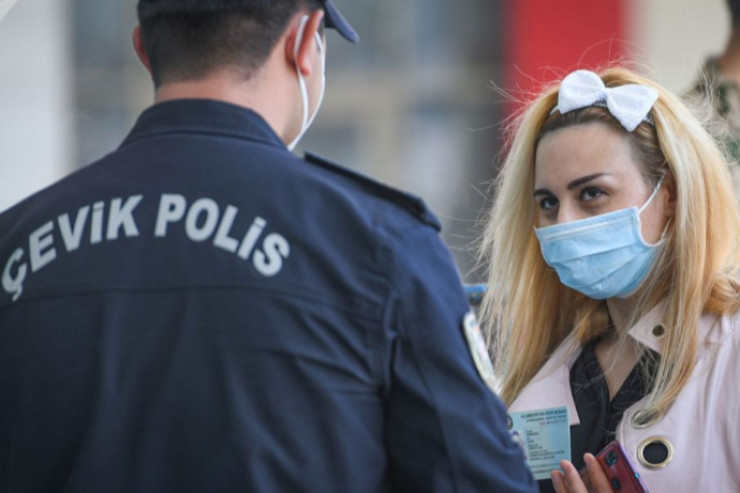 Maskaya görə cərimələnən qadın