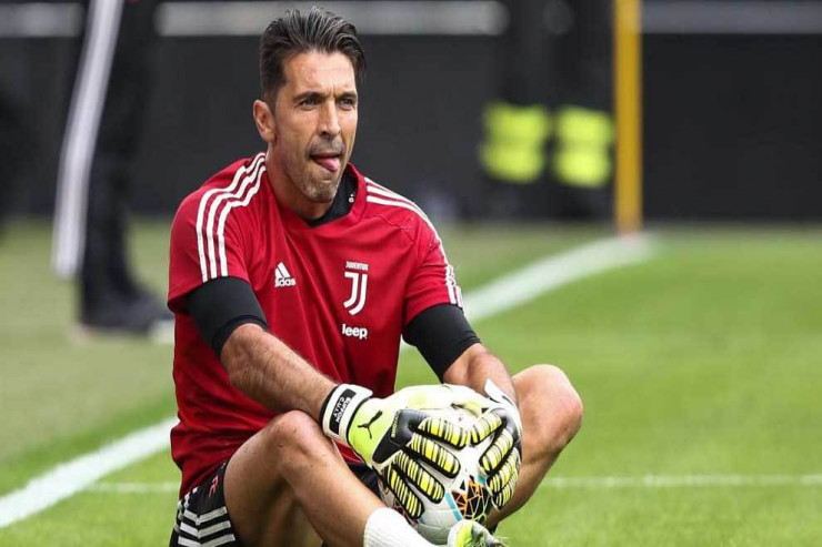 İtaliyalı qapıçı Canluici Buffon