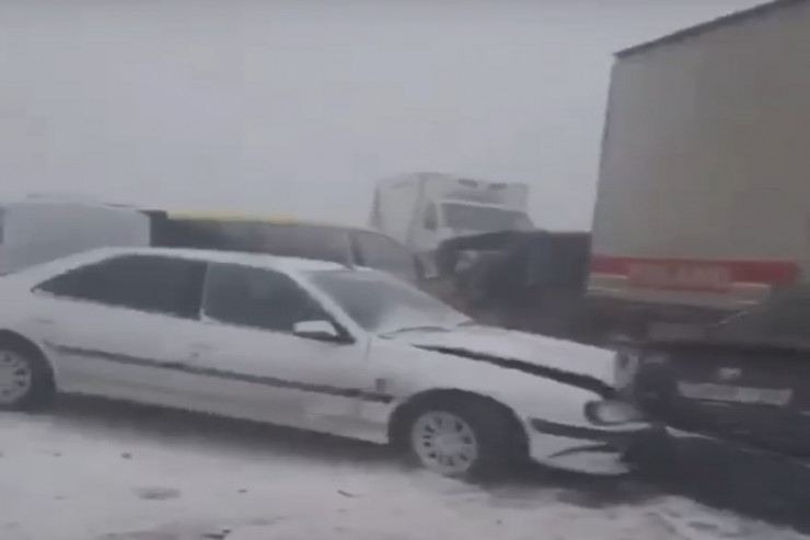 Sürüşüb qəzaya düşən maşınlar