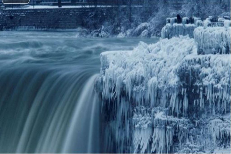 Buzla örtülü Niaqara şəlaləsi