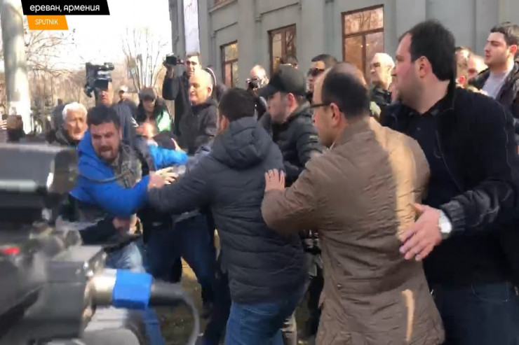 Baş nazir Nikol Paşinyanın tərəfdarları və müxaliflərin davasından görüntü