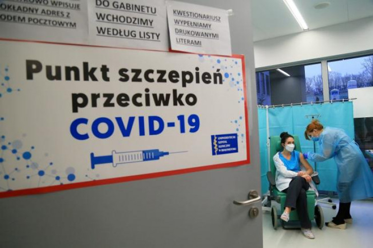 Tibb Universiteti məşhurların növbədənkənar peyvəndinə görə cərimələndi