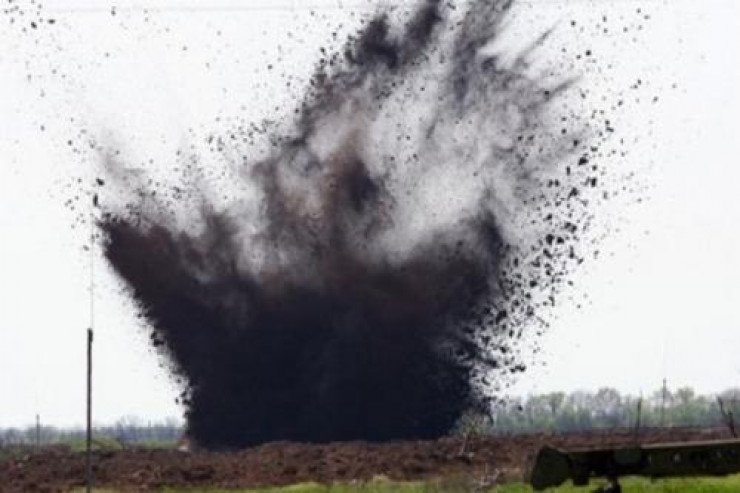 Yol çəkən şirkət işçisi minaya düşdü