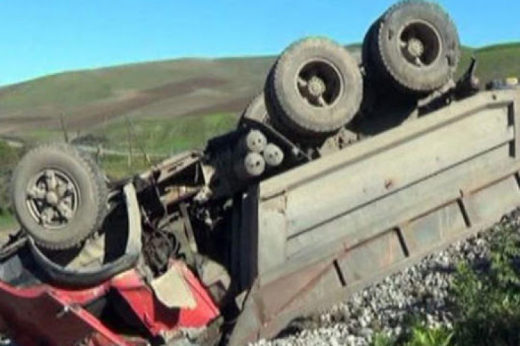 Azərbaycanda yük maşını aşdı, ölən var