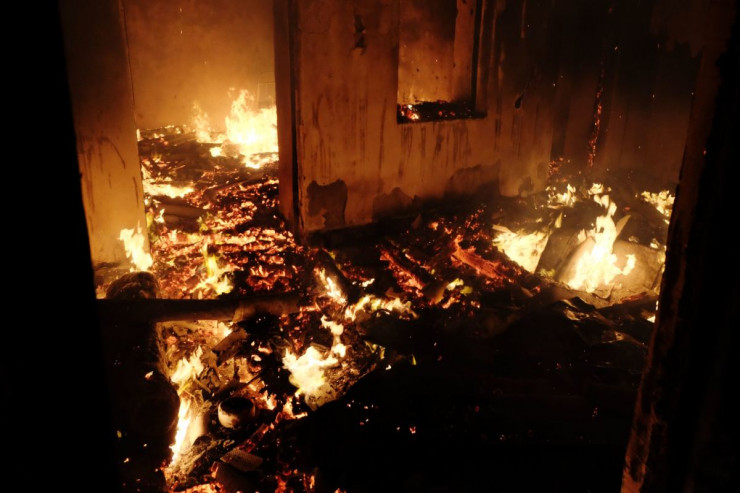 Əmisini öldürüb evini yandıran sabiq polis hakim qarşısına çıxarılır