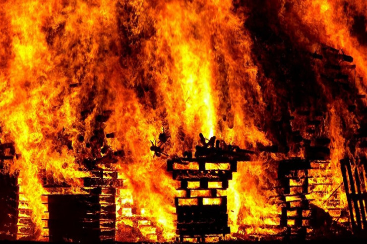 Bakıda mebel sexi yandı, 1 nəfər yaralanıb