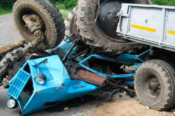 Traktorla yük maşını toqquşdu, ölən var