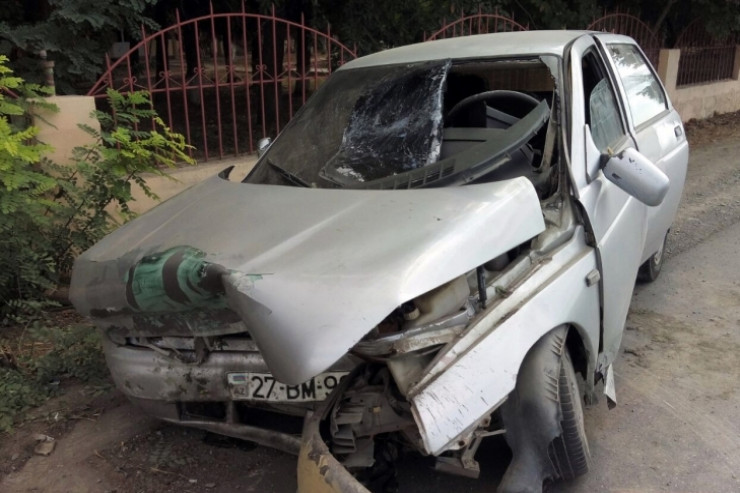 Bakıda maşın maneəyə çırpıldı: ölən var