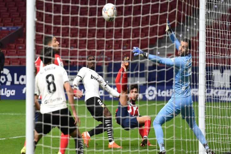 “Atletiko” evdə, “Barselona” səfərdə qələbə qazanıb