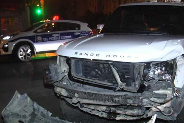 Bakıda "Range Rover" qəza törətdi, ölən var
