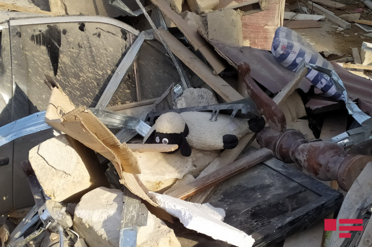 Xırdalan faciəsindən geridə qalanlar:  oyuncaq quzu, Fatimənin kitabları, nənənin naləsi...  -FOTOLENT 