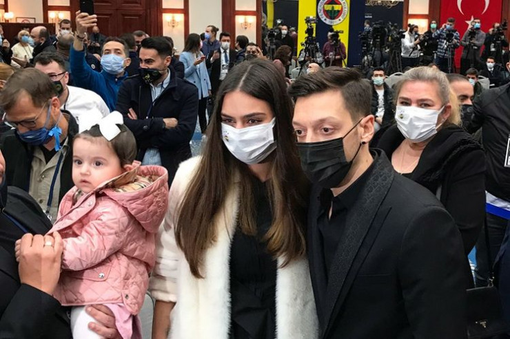 “Fənərbaxça” Məsut Özili təqdim etdi