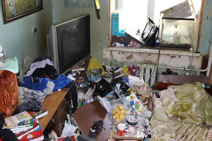 Zibil ilə dolu ev: uşaqlara it əti yedizdirən ana -  FOTOLENT  