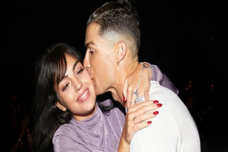 Tanınmış futbolçu sevgilisi ilə karantin qaydalarını pozdu - İTTİHAM 