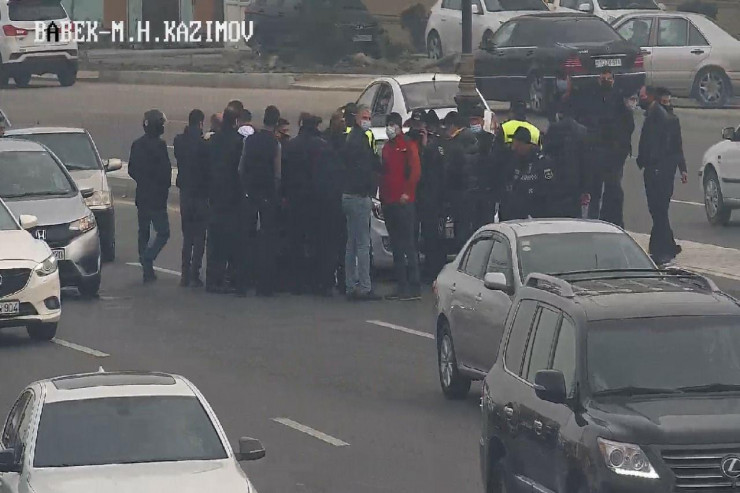 Bakıda iki yerdə baş verən qəza tıxac yaratdı -  FOTO  